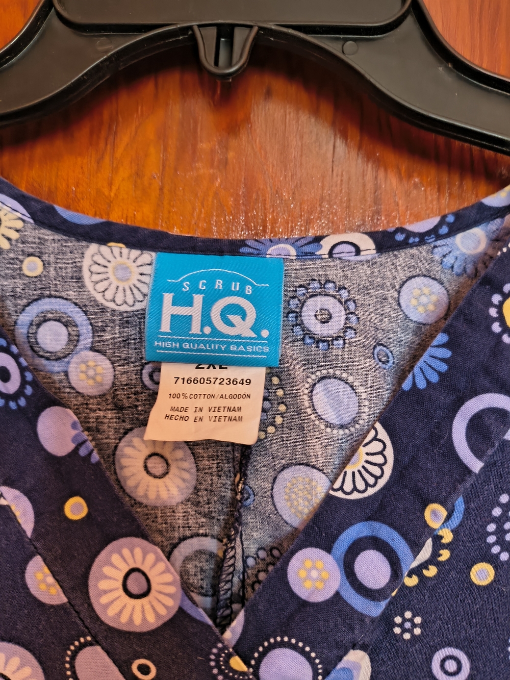 H.Q. Scrub Top 2x. Navy Floral / Circles - Picture 4 of 7